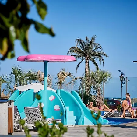 Апартаменты Sandy Walk Apt N Pools Beach *