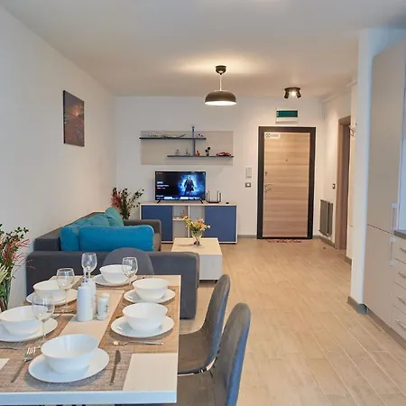 Апартаменты Sandy Walk Apt N Pools Beach *