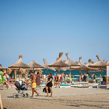 Апартаменты Sandy Walk Apt N Pools Beach