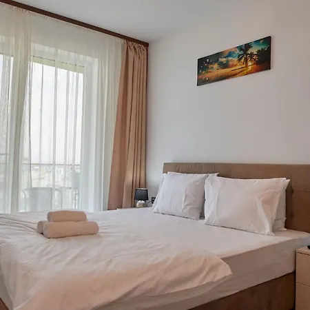 Апартаменты Sandy Walk Apt N Pools Beach *