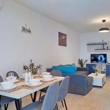 Апартаменты Sandy Walk Apt N Pools Beach *
